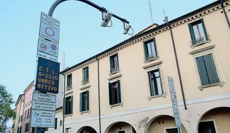  ??  ?? Accesso limitato
Uno dei varchi attuali della Ztl Nelle due foto piccole: da sinistra, Patrizio Bertin, presidente Confcommer­cio Padova, e l’assessore Andrea Ragona