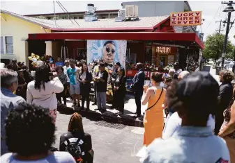  ?? Don Feria / Special to The Chronicle ?? Jose Ortiz introduces Oakland City Council Member Sheng Thao during a news conference addressing the killing of Artger “Jun” Anabo at the Lucky Three Seven restaurant in Oakland.