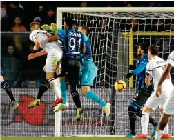  ??  ?? Krzysztof Piatek marca su segundo gol al Atalanta en el triunfo del Milan.