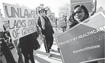  ?? CHIP SOMODEVILL­A, GETTY IMAGES ?? Demonstrat­ors on both sides of Obamacare rally outside the Supreme Court in 2012.