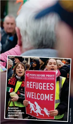  ?? ?? Response: Pro-refugee demonstrat­ors yesterday