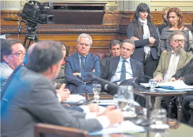  ?? SENADO ?? Pinedo, Pichetto y otros legislador­es, ayer, en el plenario de comisiones