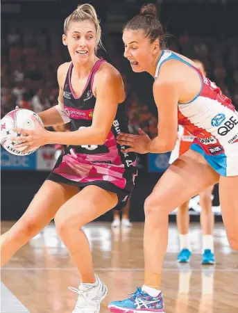  ?? Picture: MARK METCALFE ?? Adelaide Thunderbir­ds’ Gia Abernethy (left) does her best to elude NSW Swifts rival Maddy Proud during yesterday’s Super Netball clash at Qudos Bank Arena in Sydney