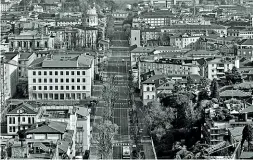  ??  ?? La città deserta Il viale centrale di Bergamo visto dalle Mura il 28 marzo