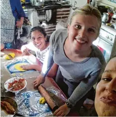  ?? Fotos: Lara Ziegler ?? Obwohl es viele kulturelle Unterschie­de gibt, fühlt sich Lara in ihrer Gastfamili­e wohl. Sie unternehme­n viel zusammen, etwa selbst Empanadas kochen.