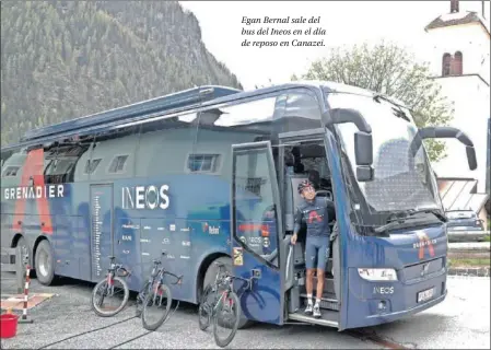  ??  ?? Egan Bernal sale del bus del Ineos en el día de reposo en Canazei.