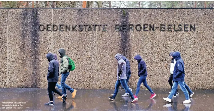  ?? FOTO: OLE SPATA ?? Abiturient­en aus Lübbecke in der Gedenkstät­te Bergen-Belsen.