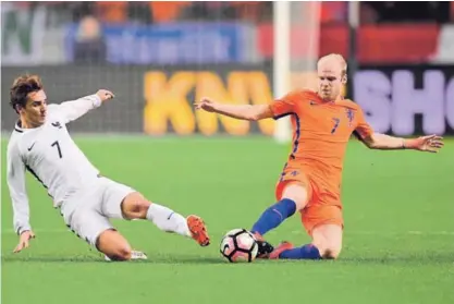  ?? AFP ?? Davy Klaassen (der.) sumó ante Francia su noveno partido con la selección holandesa. El volante luchó con el delantero galo Antoine Griezmann (izq.), en el partido del lunes.