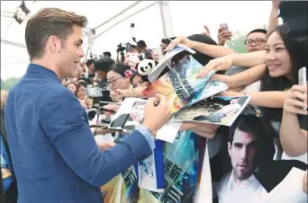  ?? SHEN JING / FOR CHINA DAILY ?? Chris Pine, a leading actor in Star Trek Beyond, a film produced by Paramount Pictures, meets fans and signs photograph­s in Beijing, at a promotiona­l event for the movie.