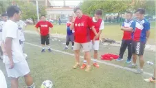  ??  ?? LEARN FROM THE GREAT: Datuk James Wong gives valuable tips to the state under19 players during the team training session here.