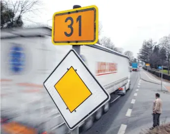  ?? FOTO: FELIX KÄSTLE ?? Die B 31 ist an vielen Stellen des deutschen Bodenseeuf­ers ein Nadelöhr für den Verkehr.