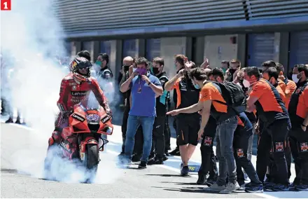  ??  ?? 1 [1] L’HOMME DU BUSH !
Jack Miller n’est jamais le dernier pour faire le pitre. S’il n’a pas bu son champ’ dans sa botte sur le podium, il a tout de même fait sacrément chauffer son pneu arrière en arrivant au parc fermé. Australian way of life!