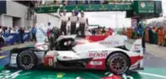  ??  ?? La imagen de la victoria con el Toyota Gazoo Racing TS050 Hybrid de Sébastien Buemi, Kazuki Nakajima y Fernando Alonso.