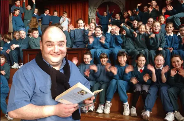  ??  ?? Alvaro Lucchesi reads to 3rd and 4th class pupils Realt na Mara National School taking part in the 2004 School Book Week.