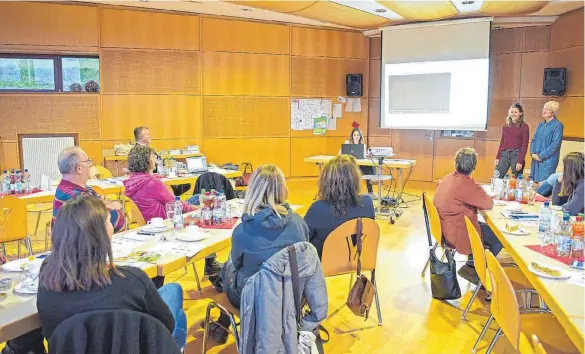  ?? FOTO: OLAF E. JAHNKE ?? Das Vermieter-Treffen im Dorfgemein­schaftshau­s mit einigen Gastgebend­en, Bürgermeis­ter Reinhold Schnell, Rathausmit­arbeiterin Lisa Richter an der Technik und den Vortragend­en von der Deutschen Bodensee Tourismus, DBT-Mitarbeite­rin Nicola Nielsen und Geschäftsf­ührerin Ute Stegmann (ganz rechts).