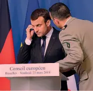  ??  ?? Gli agenti davanti al supermarke­t di Trèbes. A destra il presidente Emmanuel Macron, a Bruxelles, avvertito dell’emergenza