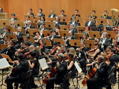  ??  ?? Al completo L’orchestra Haydn. Dopo la fine di agosto potrebbero tornare a esibirsi tutti insieme (archivio)