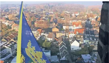  ?? FOTO: KLEVISCHER VEREIN ?? Die Fahne des alten Herzogtums Geldern wehte vom Klever Turm, um die Gäste aus dem niederländ­ischen Gelderland zu begrüßen.