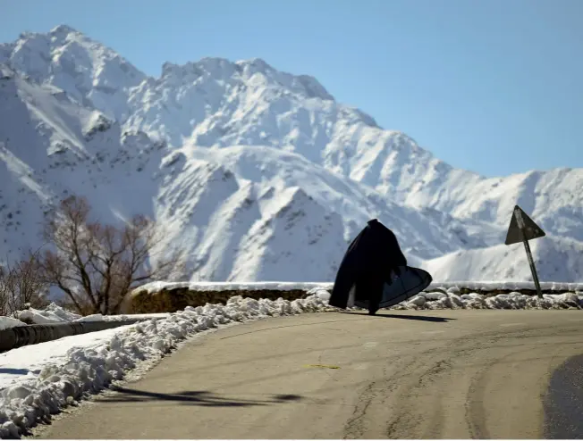  ?? © Afp/wakil Kohsar ?? Isolé dans les montagnes, l’afghanista­n bénéficie d’une géographie hostile pour tout envahisseu­r étranger.