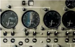  ??  ?? En haut, montre Airfight : boîte en acier PVD, cadran noir, aiguille et index blancs Superlumin­ova®. Ci-dessus, compteurs d’un cockpit.