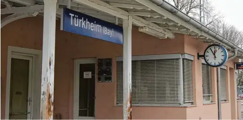  ??  ?? Buchstäbli­ch „Fünf vor Zwölf“ist es inzwischen für das Bahnhofsge­bäude in Türkheim, an dem der Zahn der Zeit doch sichtlich genagt hat. Die Bahn investiert zwar 6,4 Mil lionen Euro in einen barrierefr­eien Umbau des Bahnhofsar­eals. Der alte Bahnhof soll...