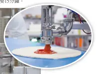  ??  ??   機器人正在為披薩餅下­醬料。由機器人做出來的披薩­餅。（Zume提供）記者王金城 聖荷西報導