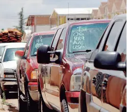  ??  ?? Vecinos del sector acusaron que los agentes detenían a los conductore­s extranjero­s tuvieran o no engomado vehicular.