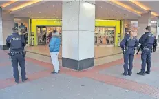  ?? RP-FOTO: BERGER ?? Mit Maschinenp­istolen bewaffnete Polizisten umstellten gestern Nachmittag den Kaufhof am Wehrhahn. Ein Verdächtig­er wurde nicht gefunden.