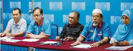  ?? PIC BY MUHAIZAN YAHYA ?? Perak PKR chief Professor Dr Muhammad Nur Manuty (centre) and other party leaders at a press conference in Ipoh yesterday.