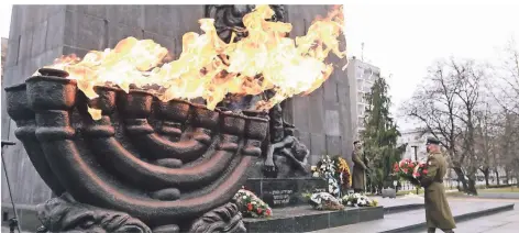  ?? FOTO: C. SOKOLOWSKI/DPA ?? Polen legt Wert auf seine Gedenkkult­ur – hier am Denkmal für die Helden des Warschauer Ghettos. Der aktuelle Streit beschädigt dieses Image.