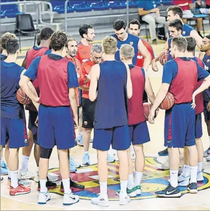  ?? FOTO: FC BARCELONA ?? Los jugadores del Barça, durante un entrenamie­nto, escuchando las instruccio­nes de Sito Alonso