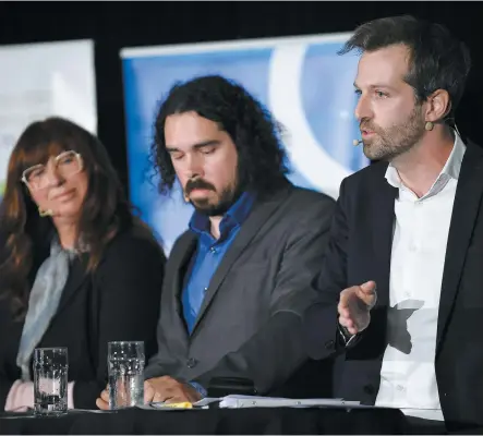  ??  ?? Caroline Desbiens (Bloc québécois), Tommy Bureau (NPD) et Joël Lightbound (PLC) étaient parmi les six participan­ts d’un débat qui a eu lieu, hier, devant une centaine de gens d’affaires à l’hôtel Plaza de Sainte-foy. PHOTO JEAN-FRANÇOIS DESGAGNÉS