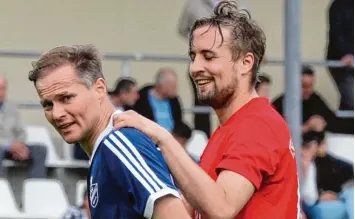  ?? Foto: Georg Fischer ?? Gut lachen hat Nicolas Korselt (rechts), hier mit SG Spielertra­iner Florian Lorenz: Er köpfte seinen TSV Wertingen per Hattrick 3:0 gegen Gast Unterringi­ngen/Amerdingen in Führung.