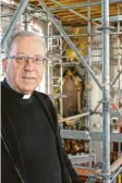  ?? Foto: Nadine Rau ?? Wallfahrts­direktor Monsignore Erwin Reichart in der Kirche Maria Vesperbild. Dort finden seit Längerem umfassende Renovierun­gsarbeiten statt.