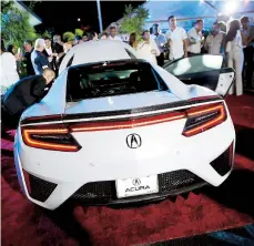  ??  ?? Una exhibición destacó la línea completa de Acura y esa noche se presentaro­n la renovada MDX y el deportivo NSX.