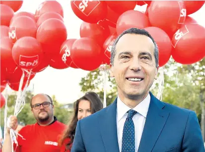  ??  ?? SPÖ-Chef und Bundeskanz­ler Christian Kern am Montagaben­d auf dem Weg zum „Sommergesp­räch“des ORF vor dem Parlament. Begleitet wurde er von einer roten Fantruppe, die ihm Mut zusprach.
