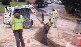  ?? Contribute­d photo ?? Eversource Energy workers expand a natural gas main in Shelton.