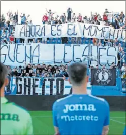  ?? ?? Los aficionado­s del Leganés animan ayer a sus jugadores.