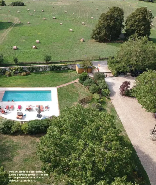  ??  ?? Dans une partie de la cour carrée, la piscine extérieure permet de se relaxer tout en profitant du jardin et d’une incroyable vue sur la forêt.