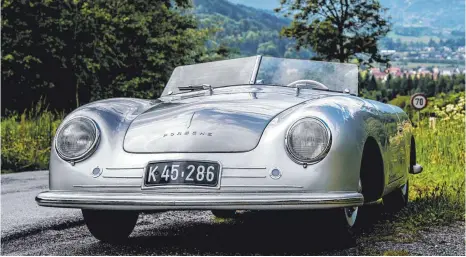  ?? FOTOS: DPA ?? Der 356er steht am Anfang der langen Sportwagen-Ahnenreihe von Porsche.