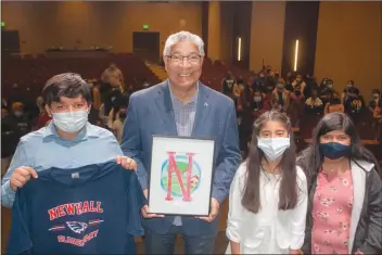  ?? Jose Herrera/The Signal ?? Santa Clarita Mayor Bill Miranda holds artwork made by Newhall Elementary School sixth-graders as part of a Hispanic Heritage Month event at the school on Friday.