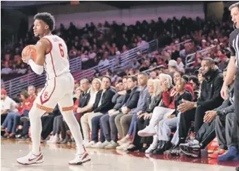  ?? ?? LeBron James observa a su hijo Bronny durante un partido de la Universida­d de California del Sur.