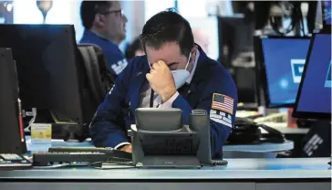  ?? — AFP ?? Fast dip: Traders are seen working on the floor of the New York Stock Exchange. Stocks
that fell last week sent the S&P 500 to its longest streak of weekly slides in 21 years.