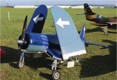  ??  ?? Le superbe Corsair F4U du team Rodriguez, piloté par Franck Corbet, est issu d’un kit Carf Models. Cet avion de 2,80 m d’envergure est équipé d’un moteur Moki 250 cc 5 cylindres en étoile, et le repliage des ailes est assuré par une pompe hydrauliqu­e.