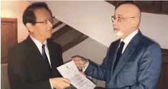  ??  ?? Momento. César Medina es visto en esta foto cuando comunicaba al entonces embajador de Taiwán en Santo Domingo el cese de relaciones con ese país.