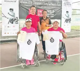  ??  ?? Huang Hui Min (right) and Zhu Zhenzhen (left) with their prizes and certificat­es.