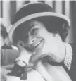  ??  ?? 1925 Il figurino di Coco Chanel, a sinistra, che decreta la nascita della Petit Robe Noir L’anno dopo fa scandalo