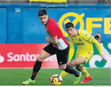  ?? DOMENECH CASTELLÓ / EFE ?? El visitante Yuri intenta evitar la presión del delantero del Villarreal Gerard Moreno.