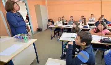  ?? (Photos Michael Alesi) ?? Isabelle Bonnal est allée à la rencontre des élèves du collège Charles-III, du Cours Saint-Maur ou du lycée Albert-Ier, hier.