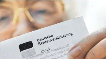  ?? FOTO: CHRISTIAN HAGER/DPA ?? Damit es bei Renteneint­ritt kein böses Erwachen gibt, empfehlen Experten im Vorfeld genau zu prüfen, welche Folgen der geringere Verdienst einer Teilzeitbe­schäftigun­g auf die gesetzlich­e Rente hat.